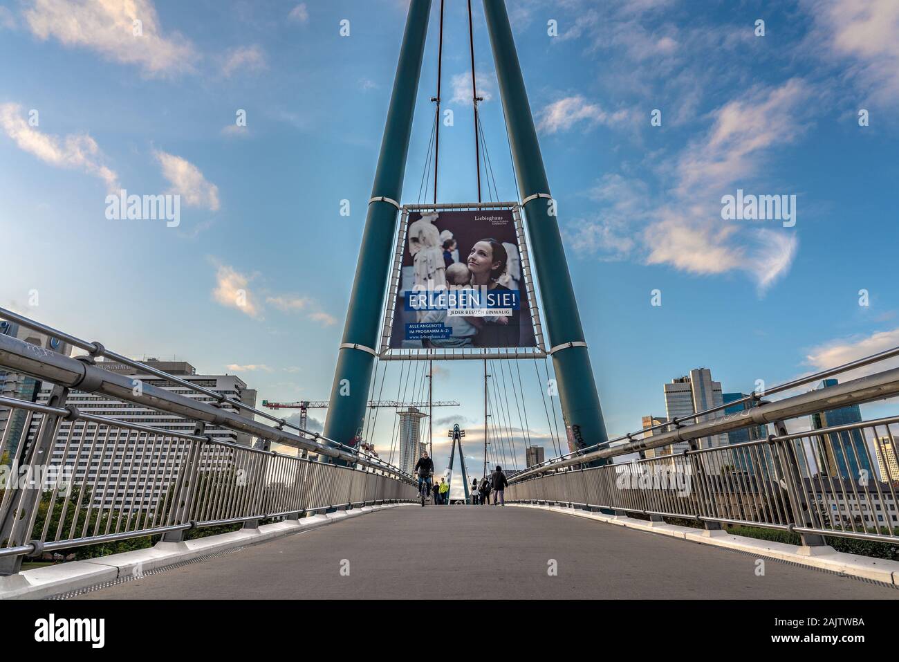 FRANKFURT, Deutschland - 25. SEPTEMBER: Dies ist der Holbeinsteg Brücke, eine moderne Steg entlang des Mains am 25. September 2019 in Frankfurt Stockfoto