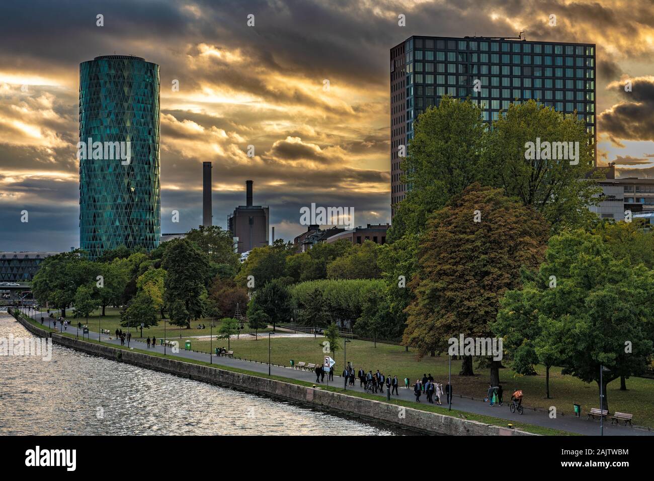 FRANKFURT, Deutschland - 25. SEPTEMBER: Blick auf die Flusslandschaft und Westhafen Tower Gebäude entlang des Mains bei Sonnenuntergang am 25. September 2019 i Stockfoto