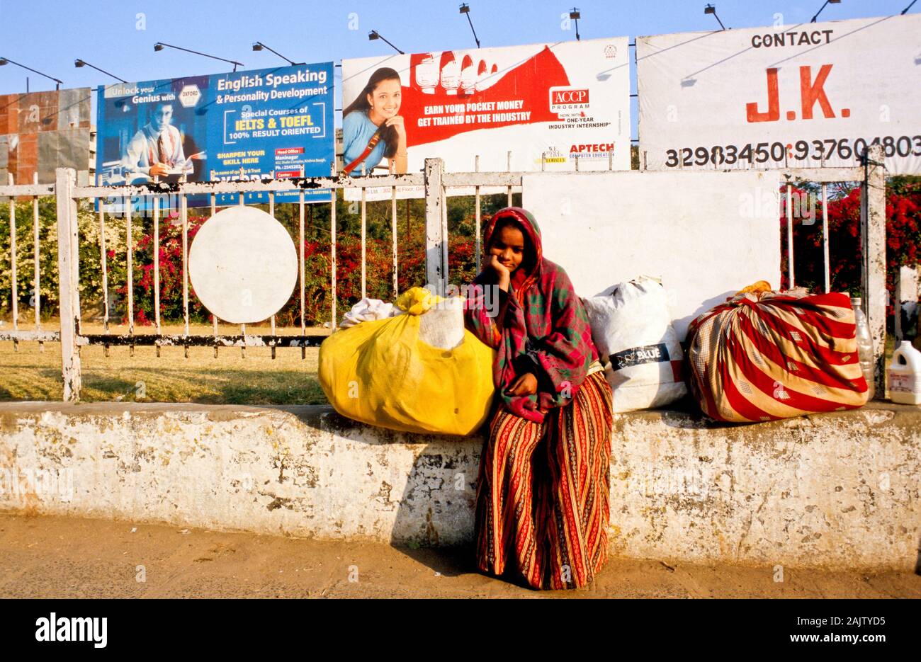 Junge Dorfmädchen, die nach Hilfe suchen, die in der großen Stadt von Ahmedabad Stockfoto