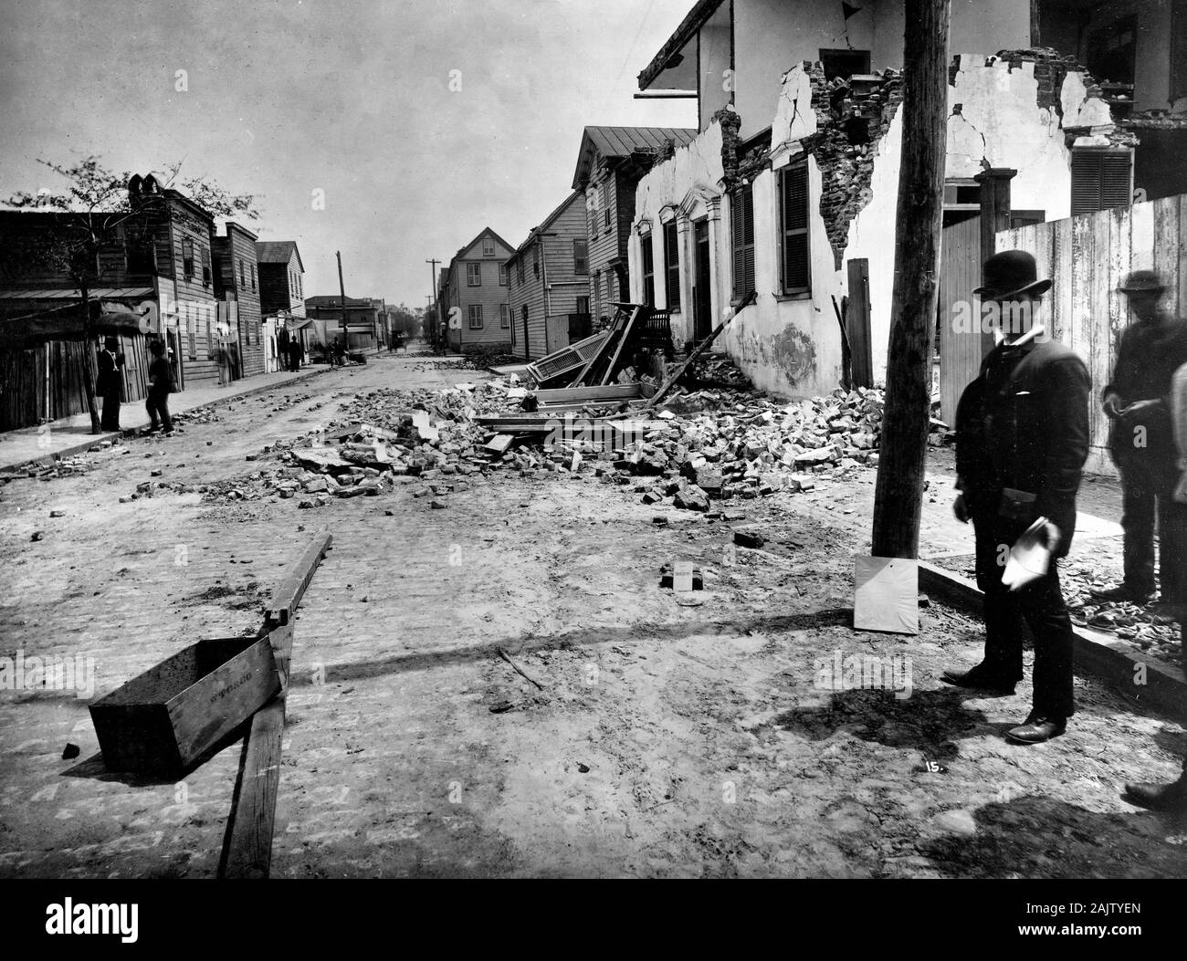 Spalte und einer ruinierten brick House auf Tradd Straße, Charleston, South Carolina. Charleston Erdbeben vom 31. August 1886. Stockfoto