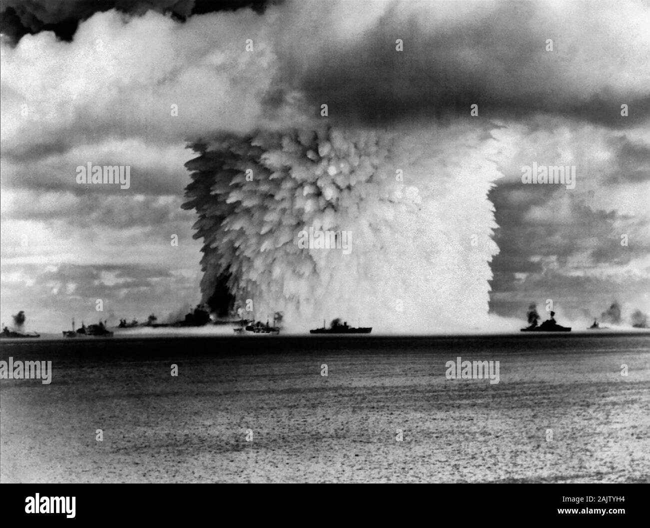 Kreuzung Baker Atomwaffentest, 26. Juli 1946: Blick von Eneu Island zehn Sekunden nach der Waffe abgefeuert wurde. Der Flugzeugträger USS Saratoga (CV-3) ist im linken Vordergrund sichtbar, die aus dem Wasser gehoben. Sie sank später am Tag. Stockfoto