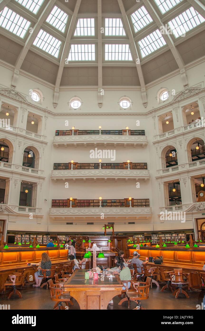 Studenten bei der Arbeit in der gewölbten Lesesaal, vor kurzem restauriert, in der Staatsbibliothek von Victoria, Melbourne, Australien Stockfoto