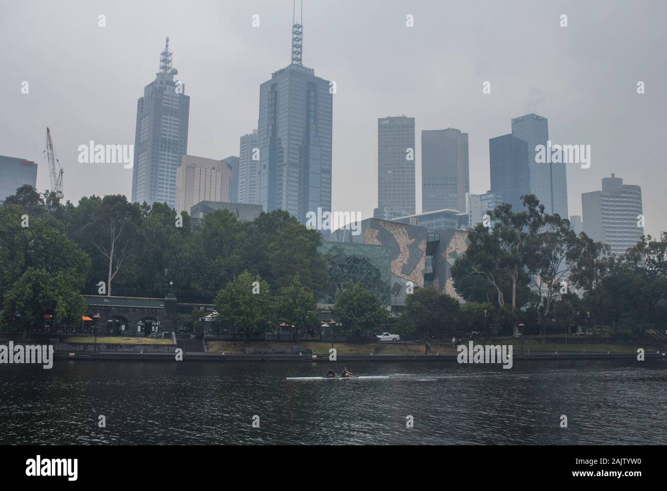 Melbourne, Australien. 6. Januar 2020. Die ruderer auf dem Fluss Yarra in Melbourne, eingehüllt in den Nebel Buschfeuer verbreiten vom östlichen Victoria Credit: Amer Ghazzal/Alamy leben Nachrichten Stockfoto