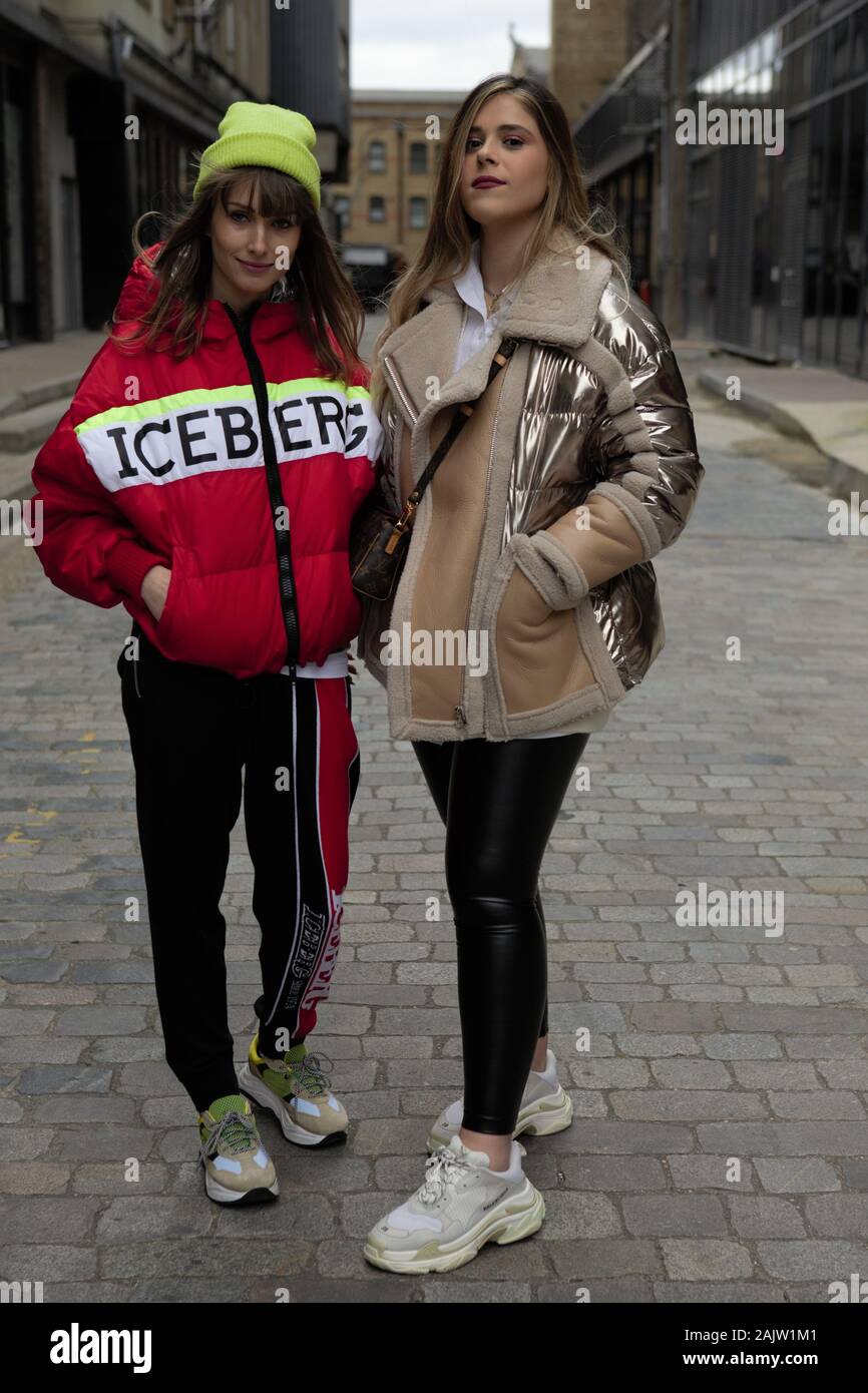 Modebegeisterte mit stilvoller Jacke, Gucci Gürtel und Louis Vuitton Tasche  nehmen an der London Fashion Week Men's Day Two Street Style Teil. (Foto  von Pietro Recchia / SOPA Images/Sipa USA Stockfotografie 