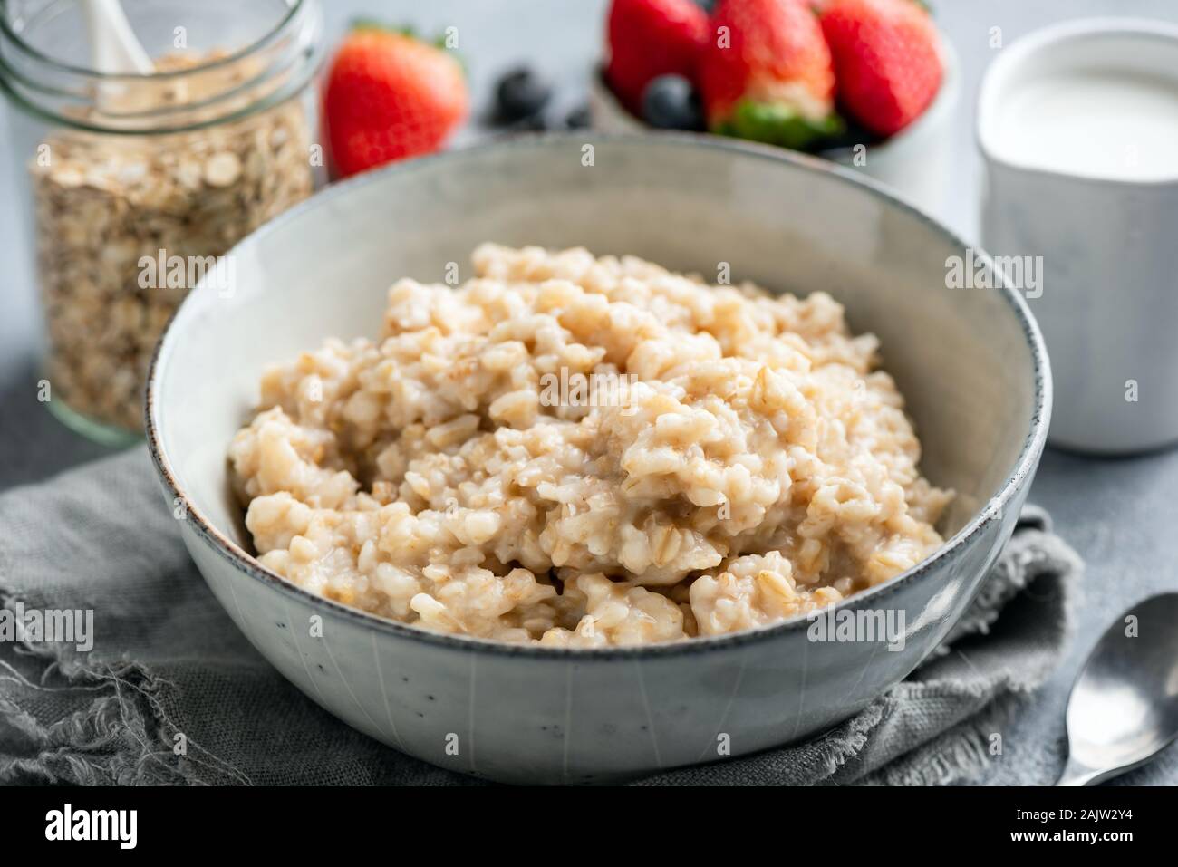 Haferflocken, Porridge gekocht Stahl schneiden Hafer in der Schüssel. Gesundes Frühstück essen Stockfoto