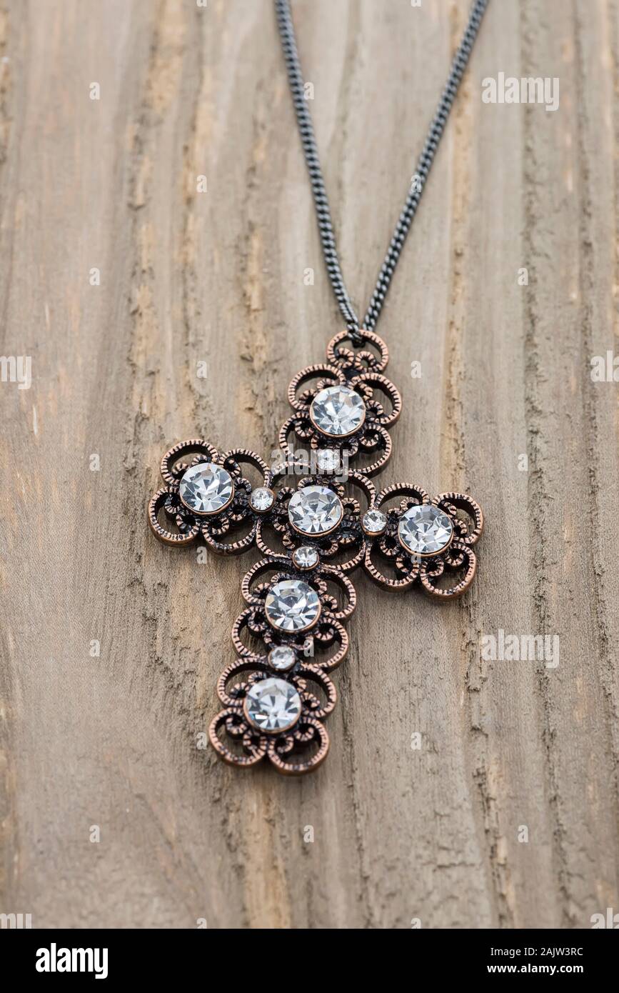 Kreuz-Anhänger auf Holz Hintergrund Stockfoto