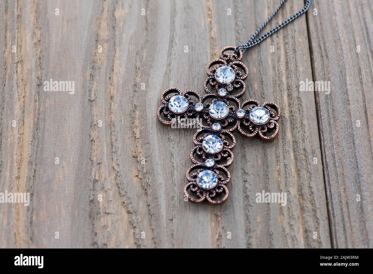 Kreuz-Anhänger auf Holz Hintergrund Stockfoto