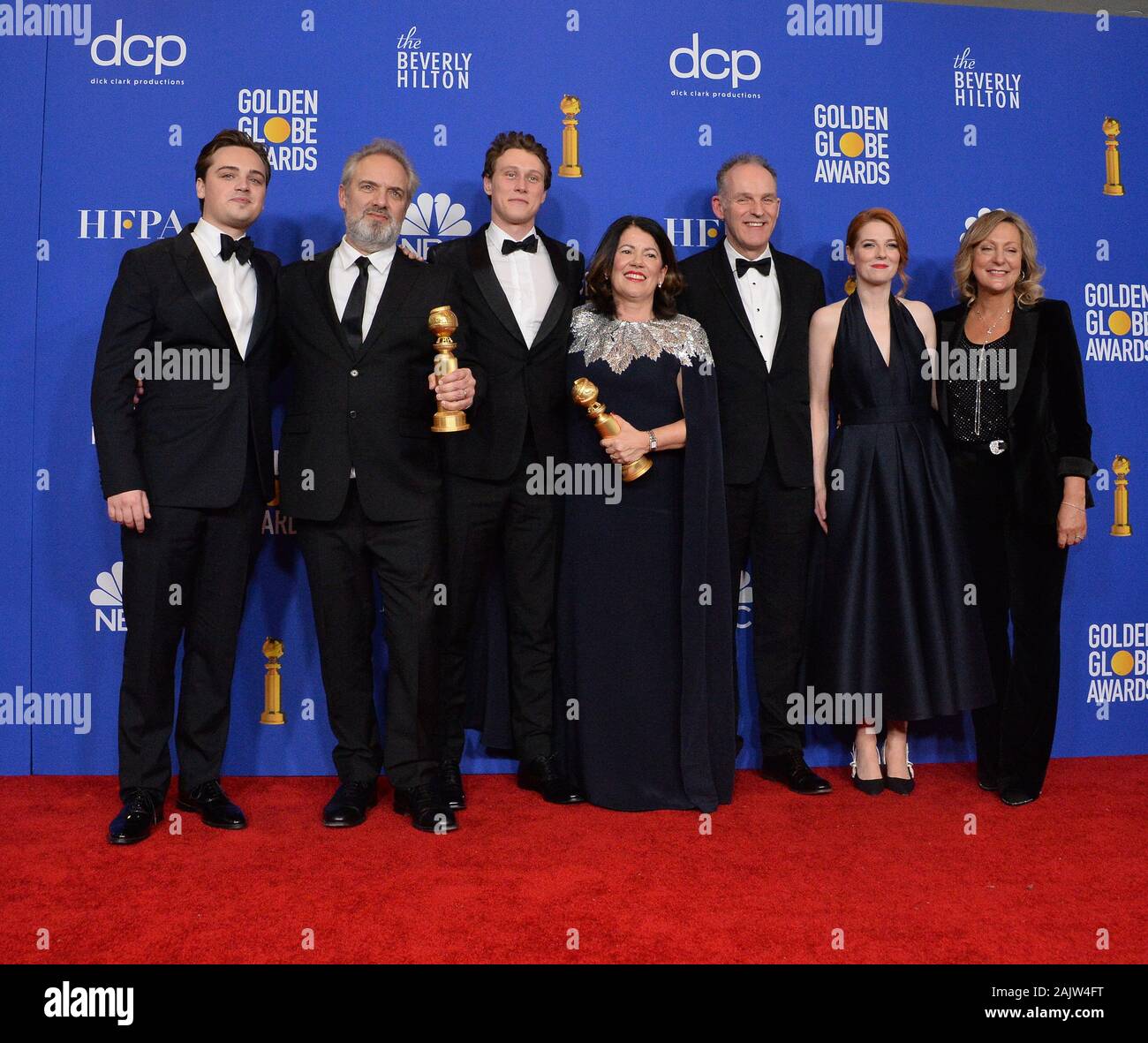 Beverly Hills, Vereinigte Staaten. 05 Jan, 2020. (L - r) Dean-Charles Chapman, Sam Mendes, George MacKay, Pippa Harris, und Krysty Wilson-Cairns (2R) erscheint hinter der Bühne während der 77. jährlichen Golden Globe Awards, die Ehrung der besten im Film und im US-amerikanischen Fernsehen von 2020 im Beverly Hilton Hotel in Beverly Hills, Kalifornien am Sonntag, 5. Januar 2020. Foto von Jim Ruymen/UPI Quelle: UPI/Alamy leben Nachrichten Stockfoto