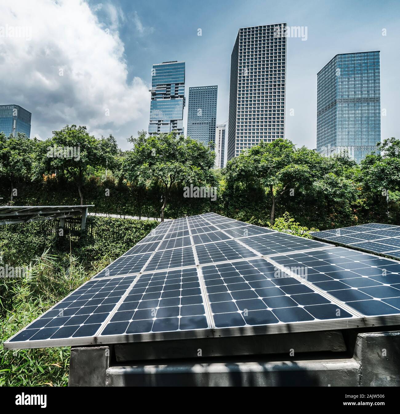 Solar Panels mit stadtbild der modernen Stadt, ökologische Energie erneuerbare Konzept. Stockfoto