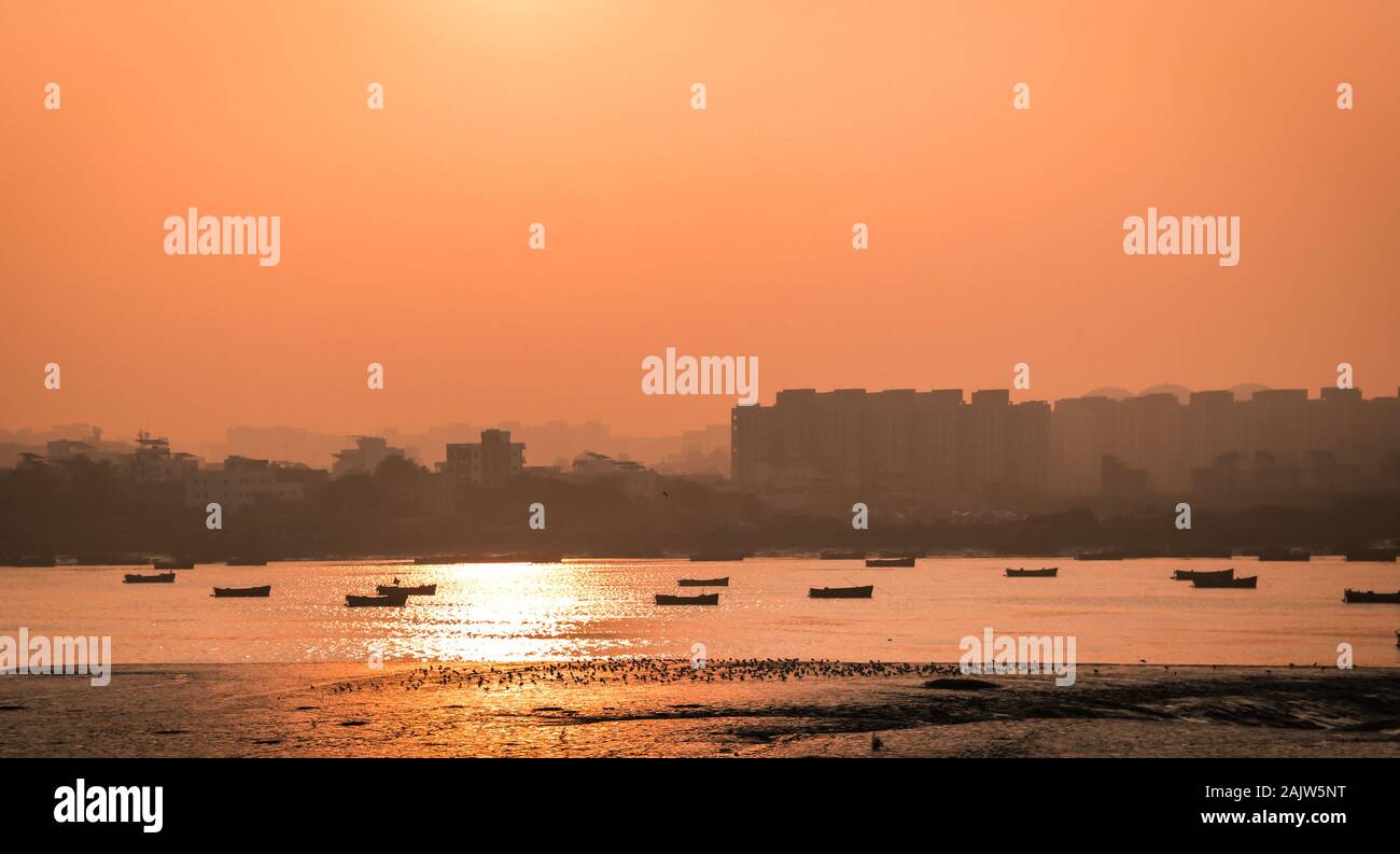 Panoramablick auf die Silhouette der Stadt Surat während die Sonne in der Nähe von ongc Brücke Stockfoto