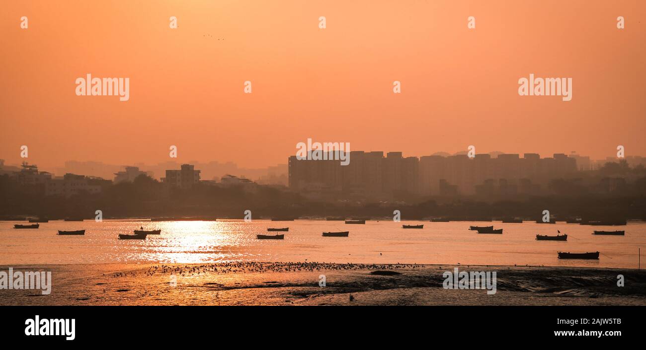 Panoramablick auf die Silhouette der Stadt Surat während die Sonne in der Nähe von ongc Brücke Stockfoto