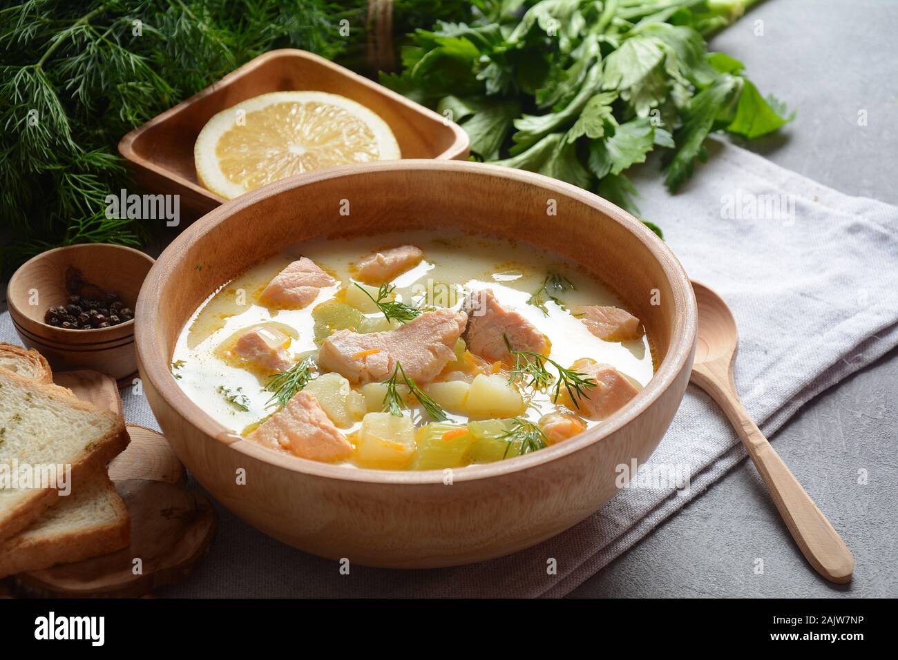 Cremige Fischsuppe mit Lachs, Kartoffeln, Zwiebeln, Karotten, Dill und ...