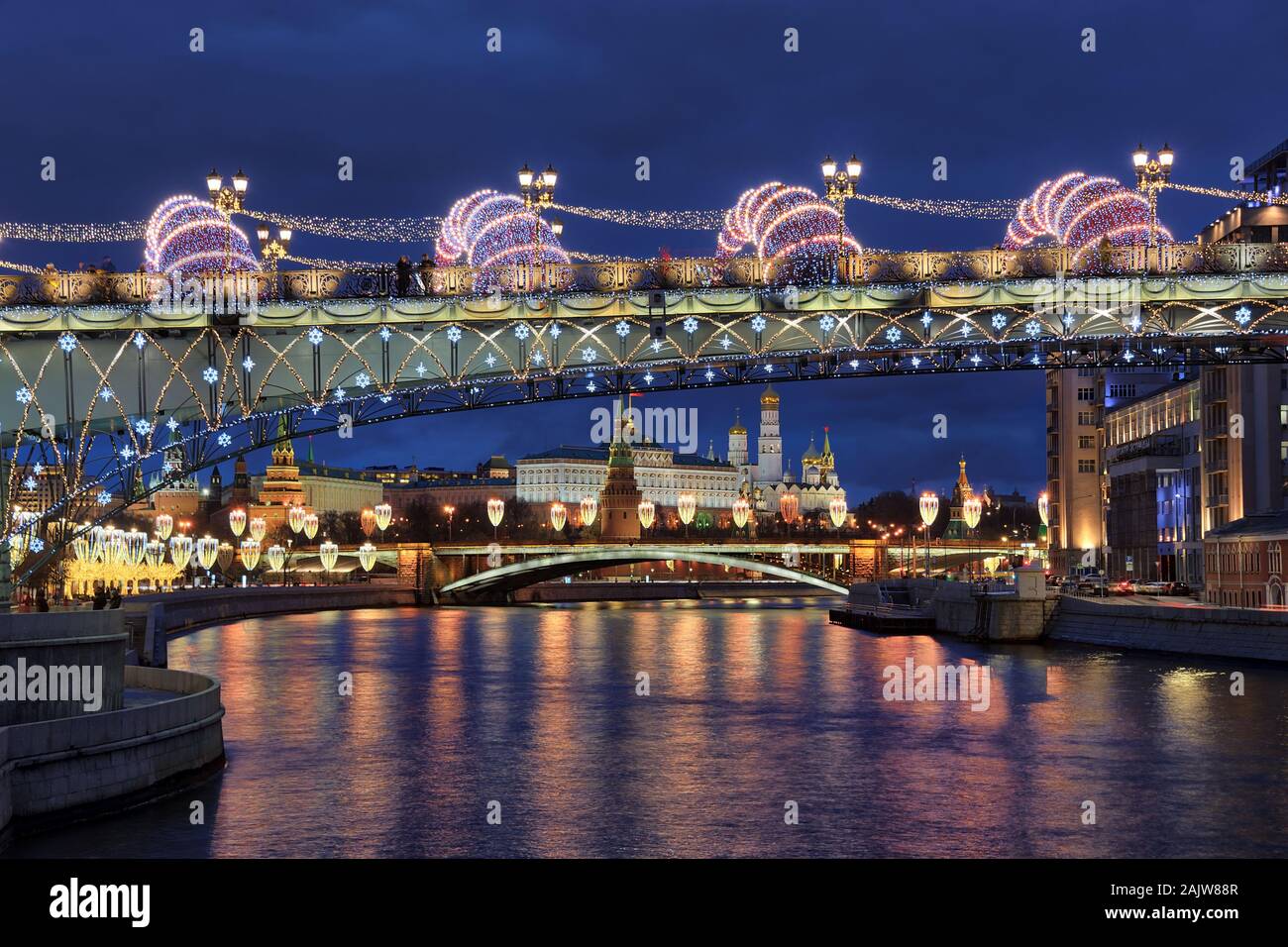 = Neues Jahr Patriarchat Brücke und der Moskauer Kreml in der Blauen Stunde = Blick von Prechistenskaya Damm auf dem festlich geschmückten Fußgängerzone Patriarchat Stockfoto
