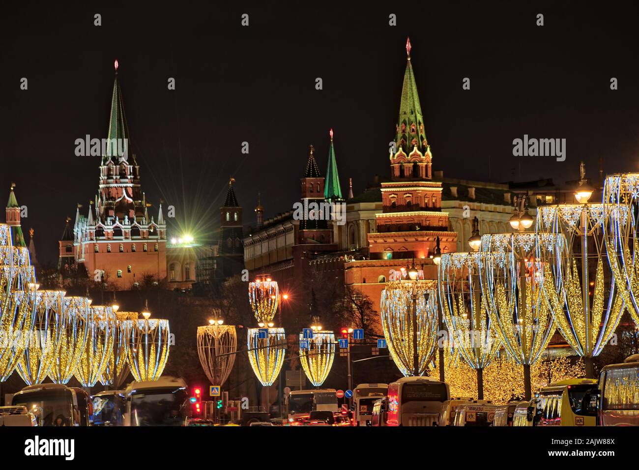= Weihnachten Straßenlaternen und Moskauer Kreml Türme im Winterurlaub = Weihnachten Straßenbeleuchtung in Form von Gläser Champagner auf Prechistenska Stockfoto