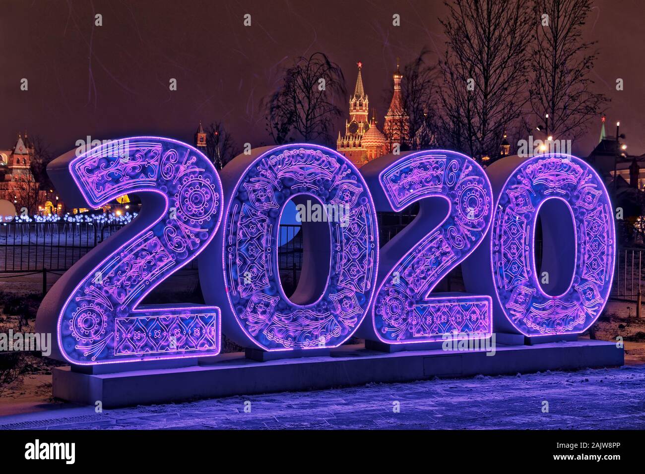 = Neues 2020 Jahr Dekoration in Lila Farbe im Park Zaryadye im schneefall = Neues Jahr Lichtinstallation im Park Zaryadye feiern 2020 Jahr schmücken Stockfoto