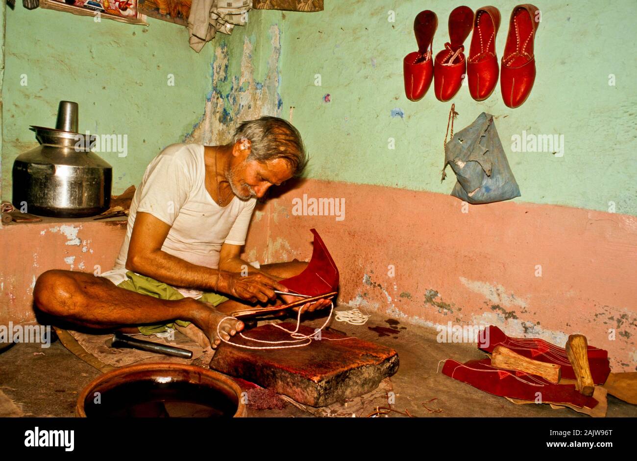 Die traditionellen Rajasthani Schuhe müssen einige Fähigkeiten Stockfoto