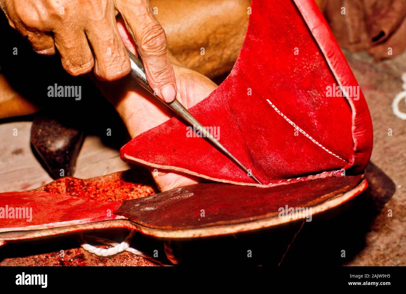 Die traditionellen Rajasthani Schuhe müssen einige Fähigkeiten Stockfoto