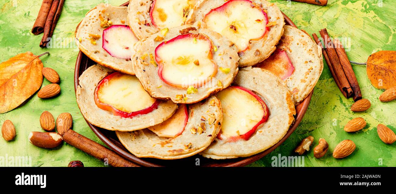 Gebratenen Pfannkuchen mit reifen im Herbst Äpfel gefüllt. Herbst Dessert. Stockfoto