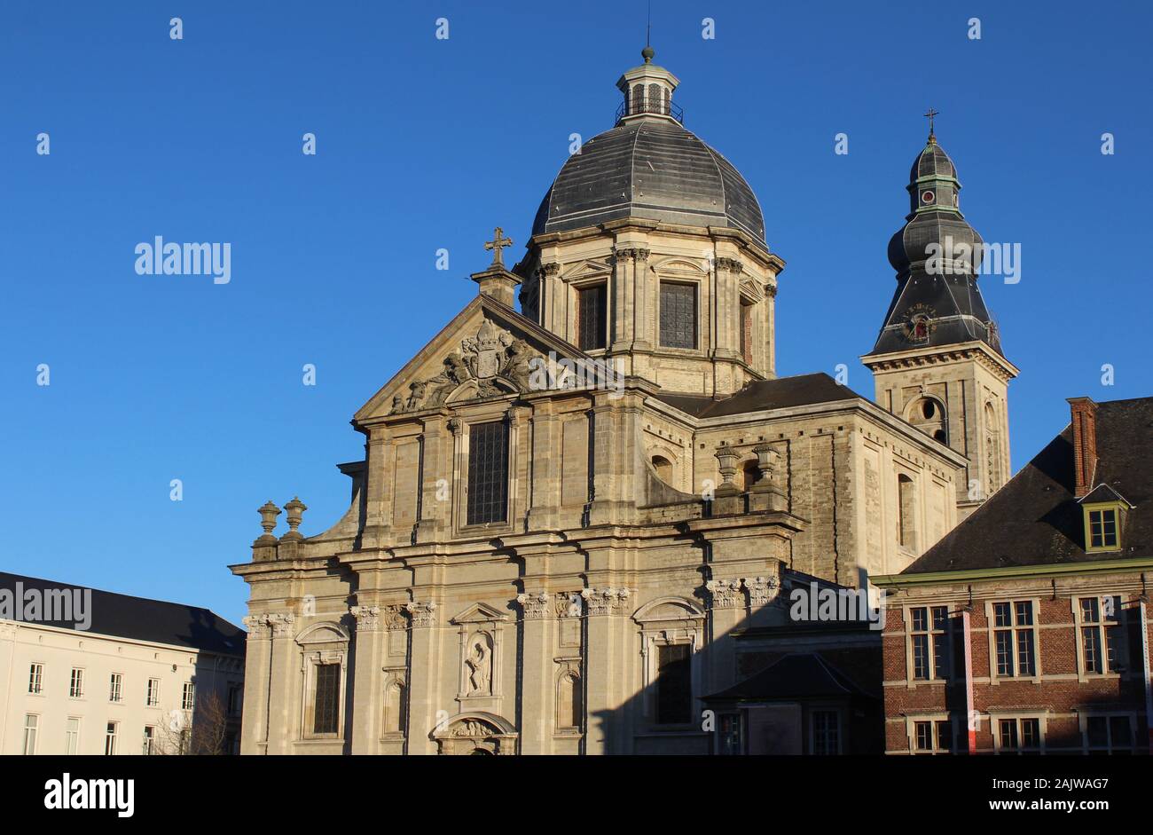 Die niedrige Winter Sonne leuchtet, Unserer Lieben Frau von der St. Peters Kirche, die auf St Peters Square, in Gent, Belgien gelegen ist. Mit kopieren. Stockfoto