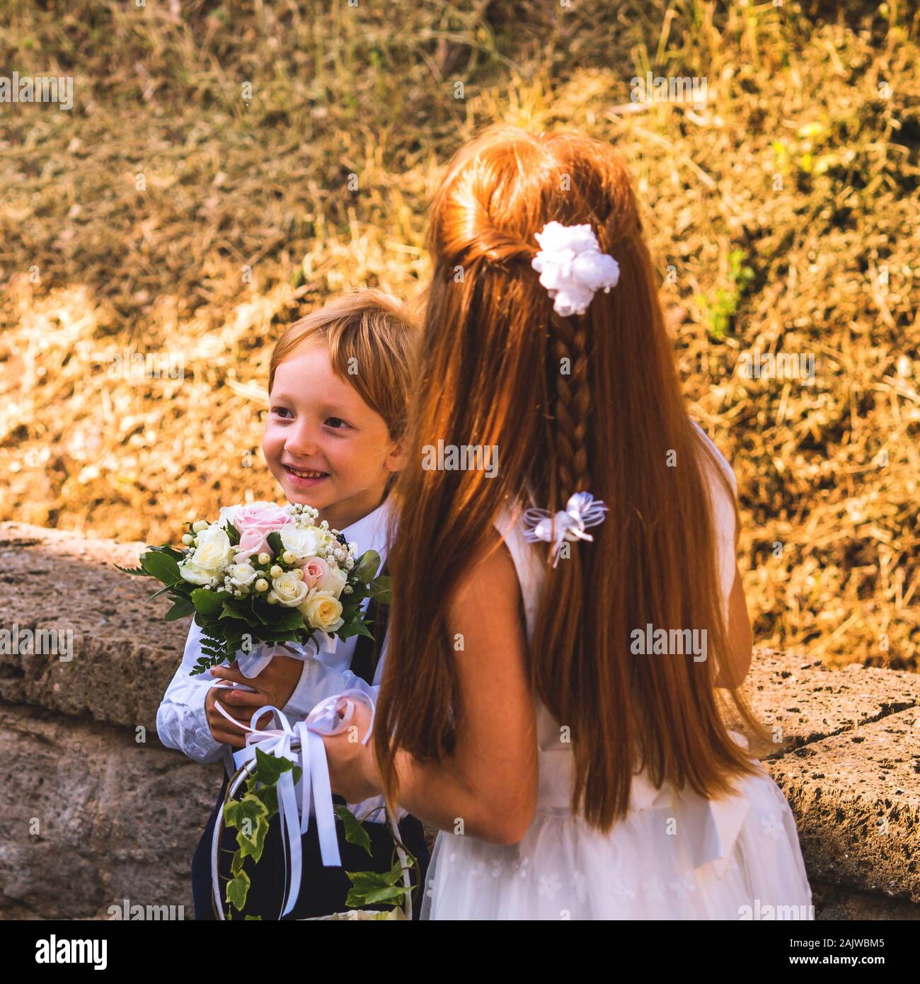 Ring bearer und Flower Girl im Sommer Hochzeit Stockfoto