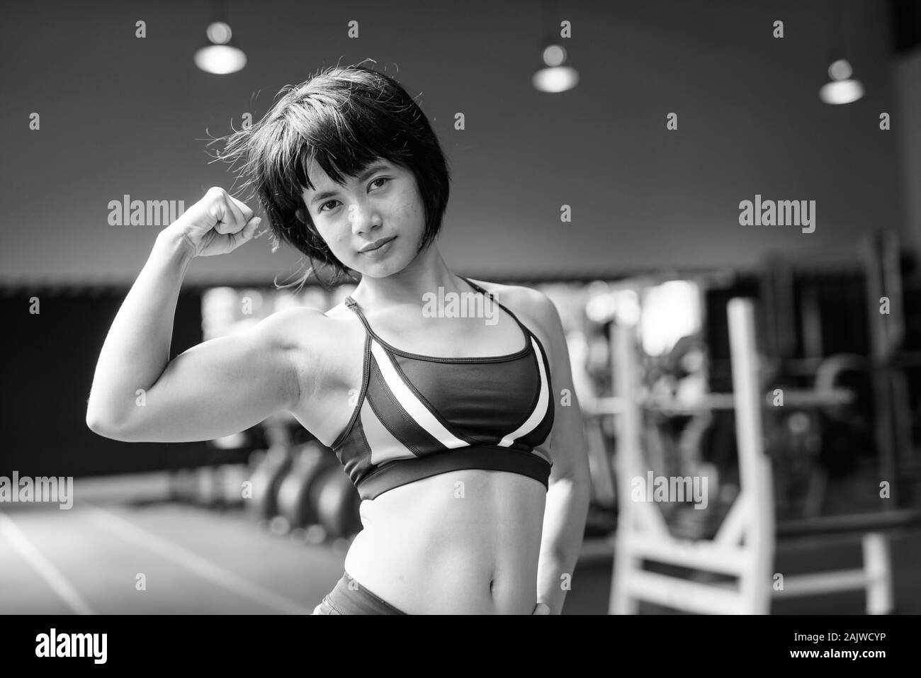 Junge schöne asiatische Frau, die an der Turnhalle arbeiten Stockfoto