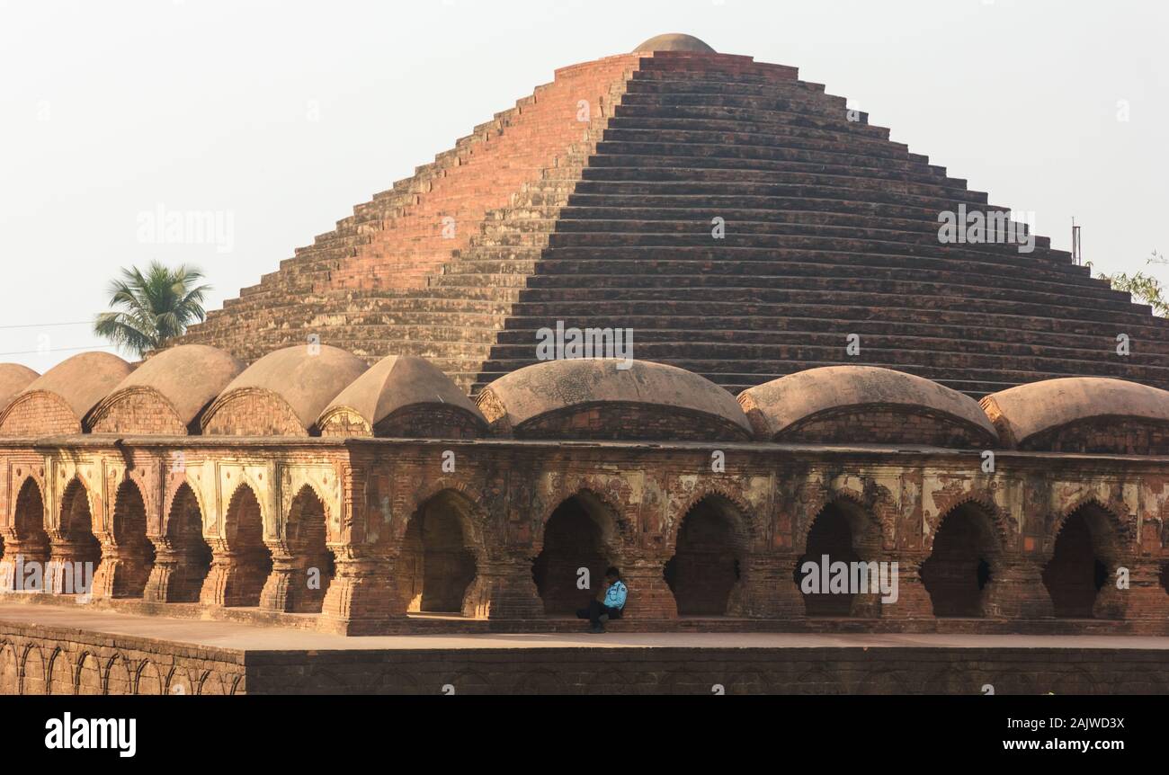 Bishnupur, Westbengalen, Indien - 8. Februar 2018: Ein Blick auf den pyramidenförmigen Turmspitze des alten Tempels namens Rasmancha, der von den Malla-Königen im erbaut wurde Stockfoto