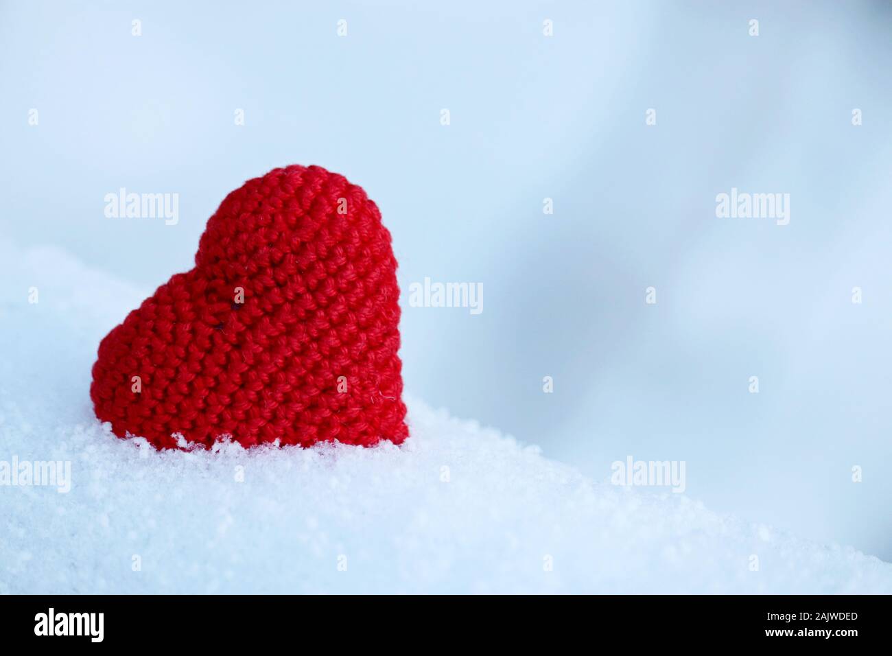 Liebe Herz, Valentinstag Karte, rote gestrickt, Symbol der Leidenschaft in den Schnee. Hintergrund für romantische Veranstaltung, Feier oder Winter Wetter Stockfoto