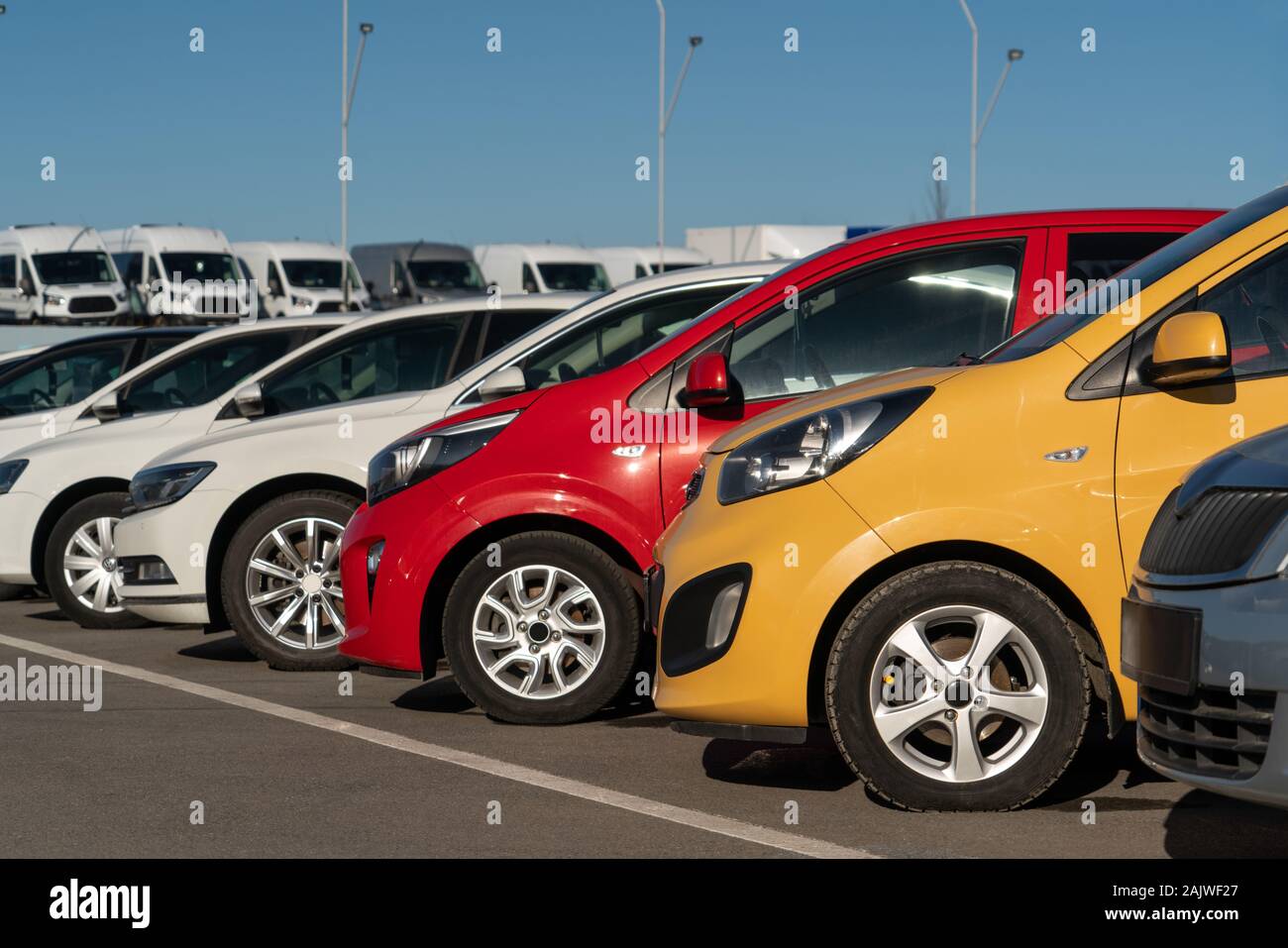 Autos in einer Reihe. Gebrauchtwagenverkauf Stockfoto