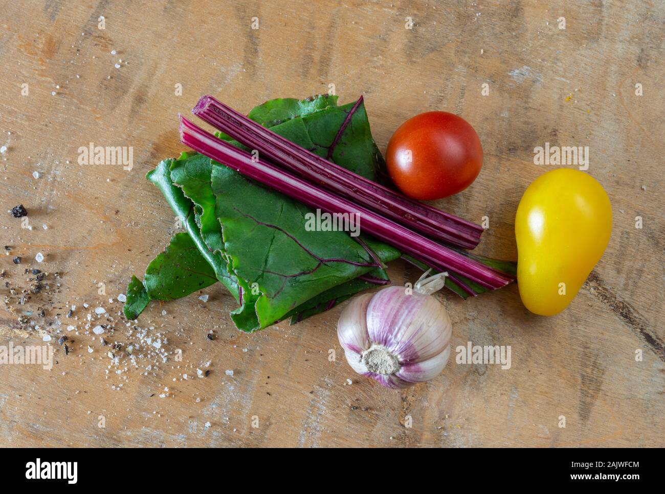 Draufsicht auf veganes Essen Zutaten unordentlich liegen auf einem Holz- Oberfläche Stockfoto