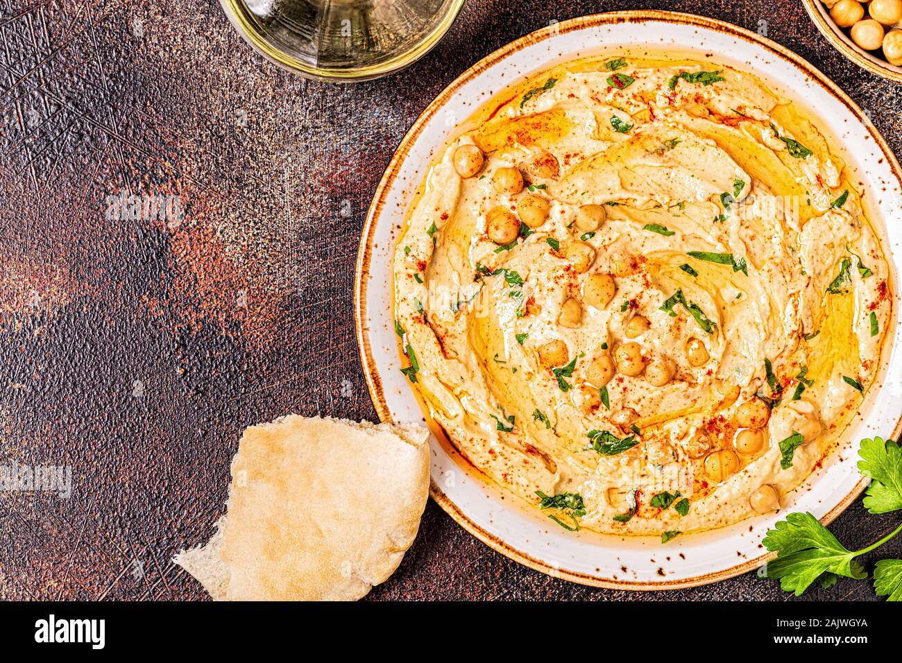 Hausgemachte Hummus, Kichererbsen dip, mit Gewürzen. Ansicht von oben. Stockfoto
