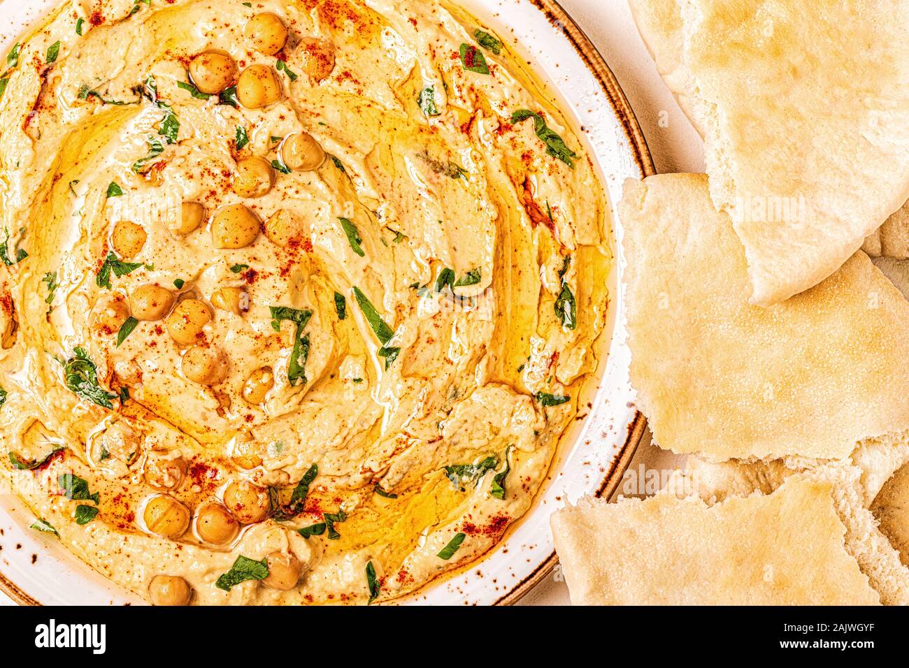 Hausgemachte Hummus, Kichererbsen dip, mit Gewürzen. Ansicht von oben. Stockfoto