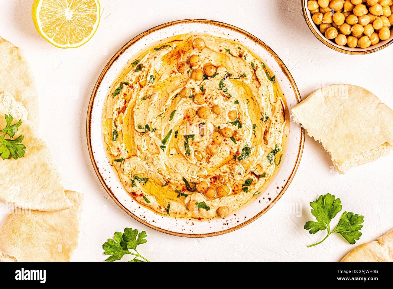 Hausgemachte Hummus, Kichererbsen dip, mit Gewürzen. Ansicht von oben. Stockfoto