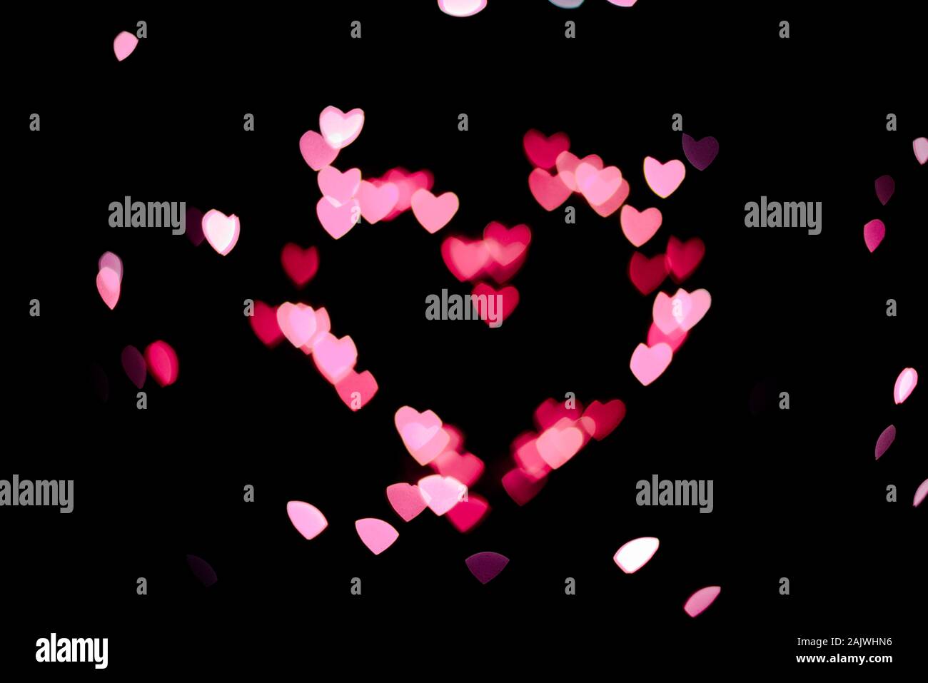 Herz Aus Kleinen Rosa Herzen Auf Schwarzem Hintergrund Stockfotografie Alamy