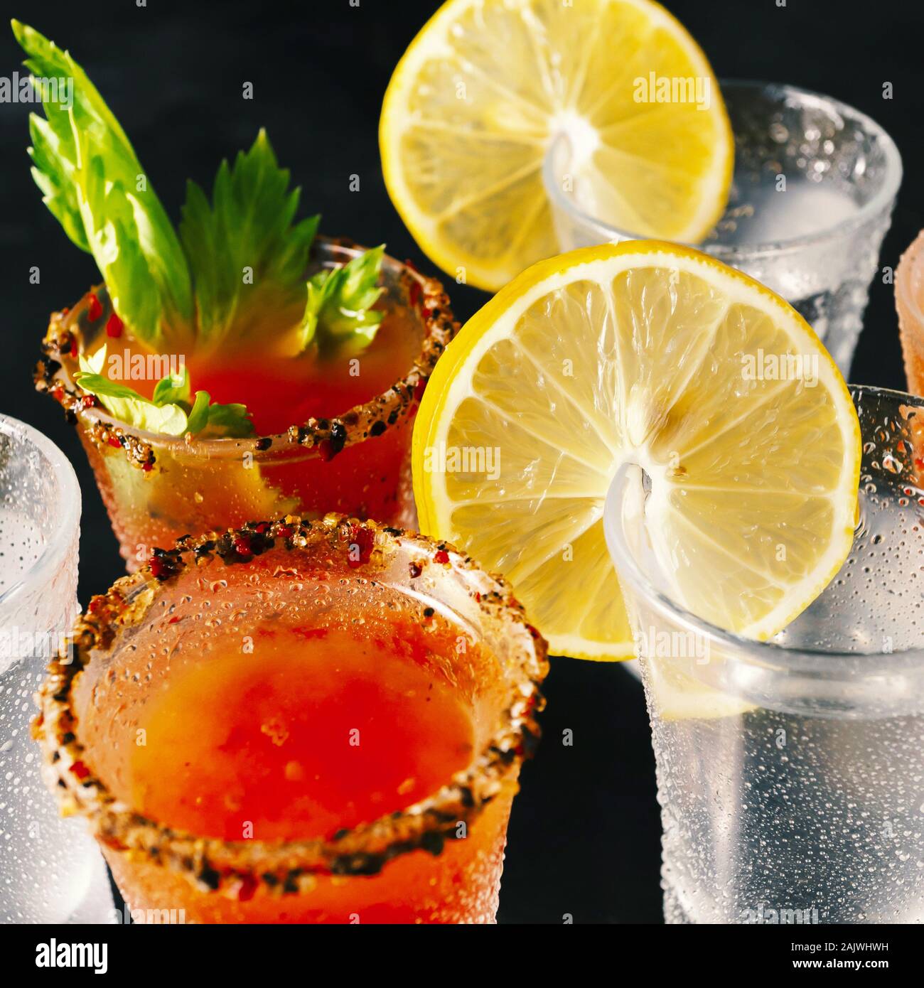 Verschiedene alkoholische Cocktails in einem Nachtclub. Stockfoto