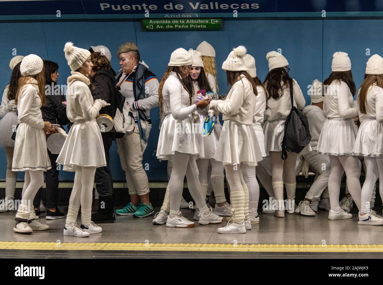 Die tanzgruppe der Mädchen warten auf einen Zug an der Metrostation Puente de Vallecas, Madrid, Spanien Stockfoto