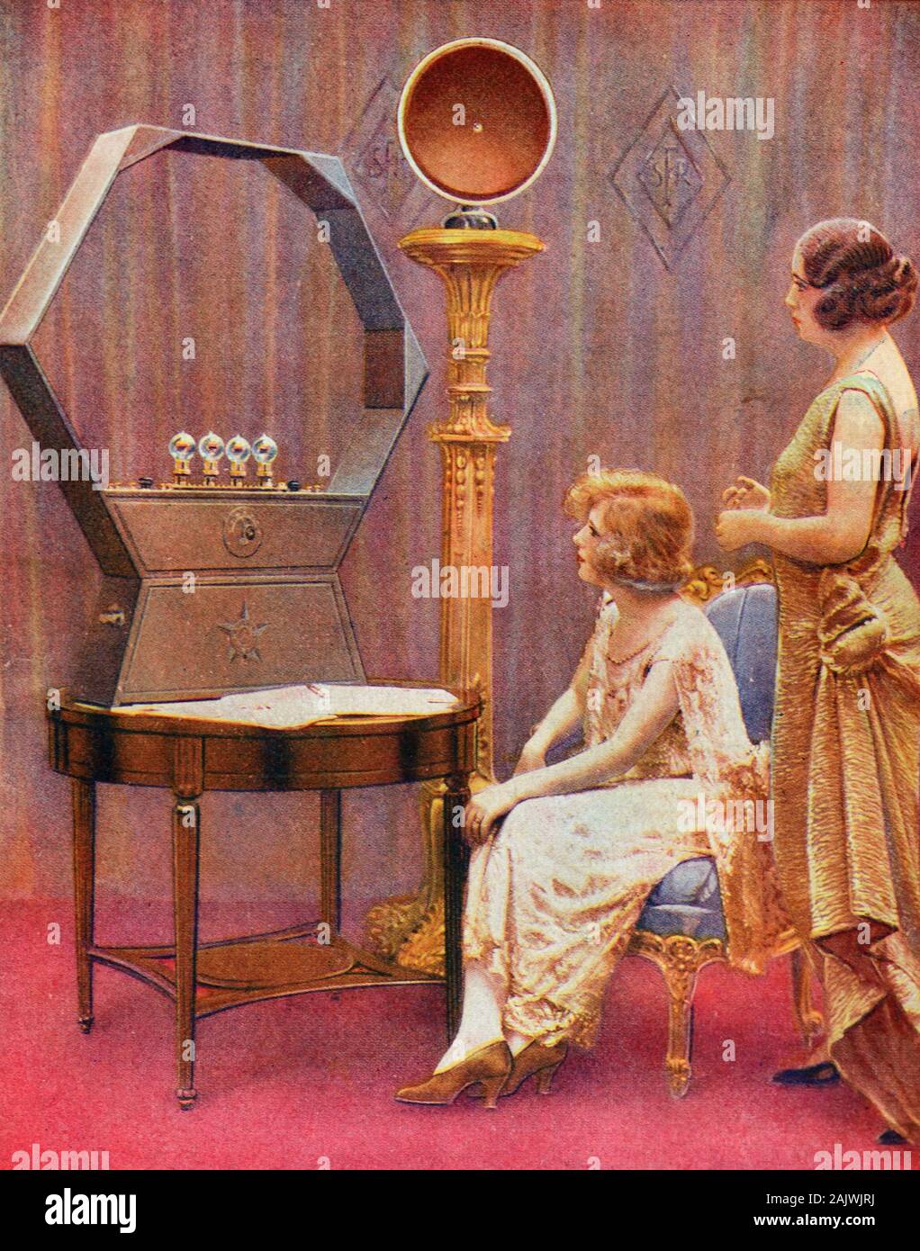 Alte Werbung, Werbung oder Öffentlichkeitsarbeit für frühe Schnurloses Telefon & Europäische Flapper Frauen in den 1920er Jahren Interieur mit Art déco-Möbeln 1923 Stockfoto