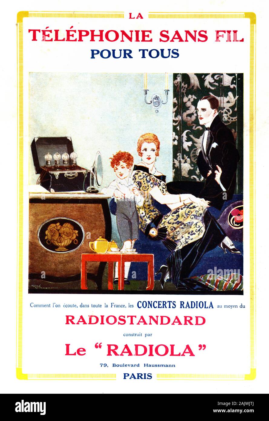 Alte Werbung, Werbung oder Werbung für einen radiola oder Radiostandard frühen Schnurloses Telefon & Europäische Familie im Jahre 1920 das Interieur mit Art déco-Möbeln 1923 Stockfoto