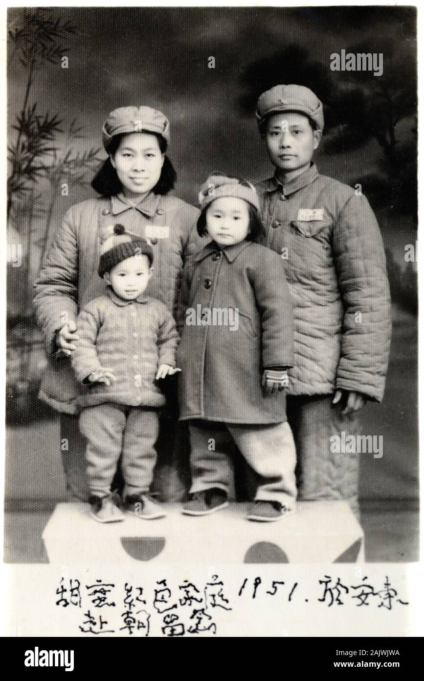 Ideal oder idealistischen chinesischen Familie trägt der Vorsitzende Mao die Chinesische Anzüge, Chinesischen Tunika Anzüge oder Zhongshan passt. Paar und zwei Kindern vor der Einführung von Chinas Unterbringung. 1951 kurz nach der Kommunistischen Revolution in China 1949 China fotografiert. Stockfoto
