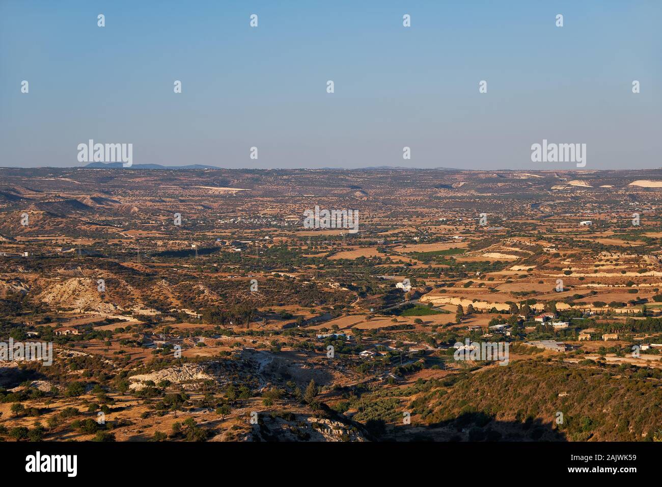 Der Blick auf die Nachbarschaft von Pissouri Dorf in der Landschaft von Limassol District. Zypern Stockfoto