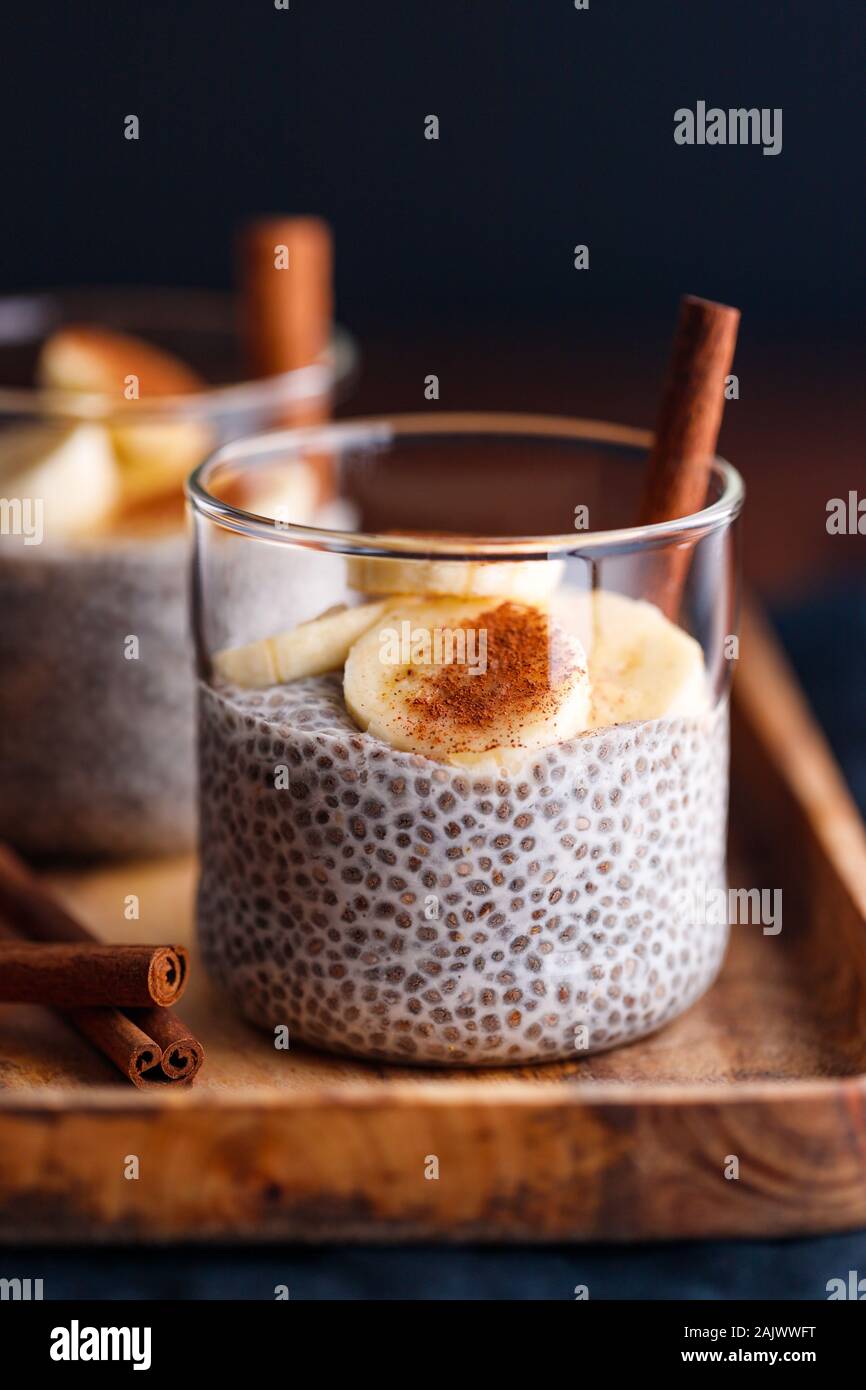Chia Pudding mit Kokosmilch und Banane in Gläser auf einen Tisch. Vegetarische gesunde Dessert. Stockfoto