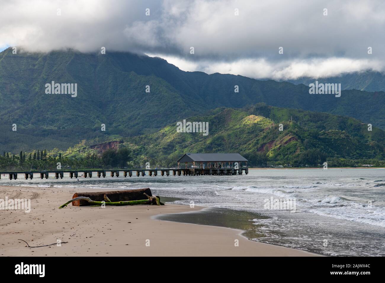 Blick auf Hanalei Beach und South Pacific Pier Kauai, Hawaii, USA Stockfoto