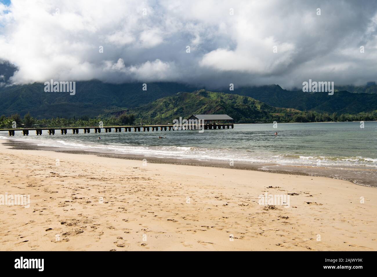 Blick über den Hanalei Beach in Richtung des berühmten South Pacific Pier, Kauai, Hawaii, USA Stockfoto
