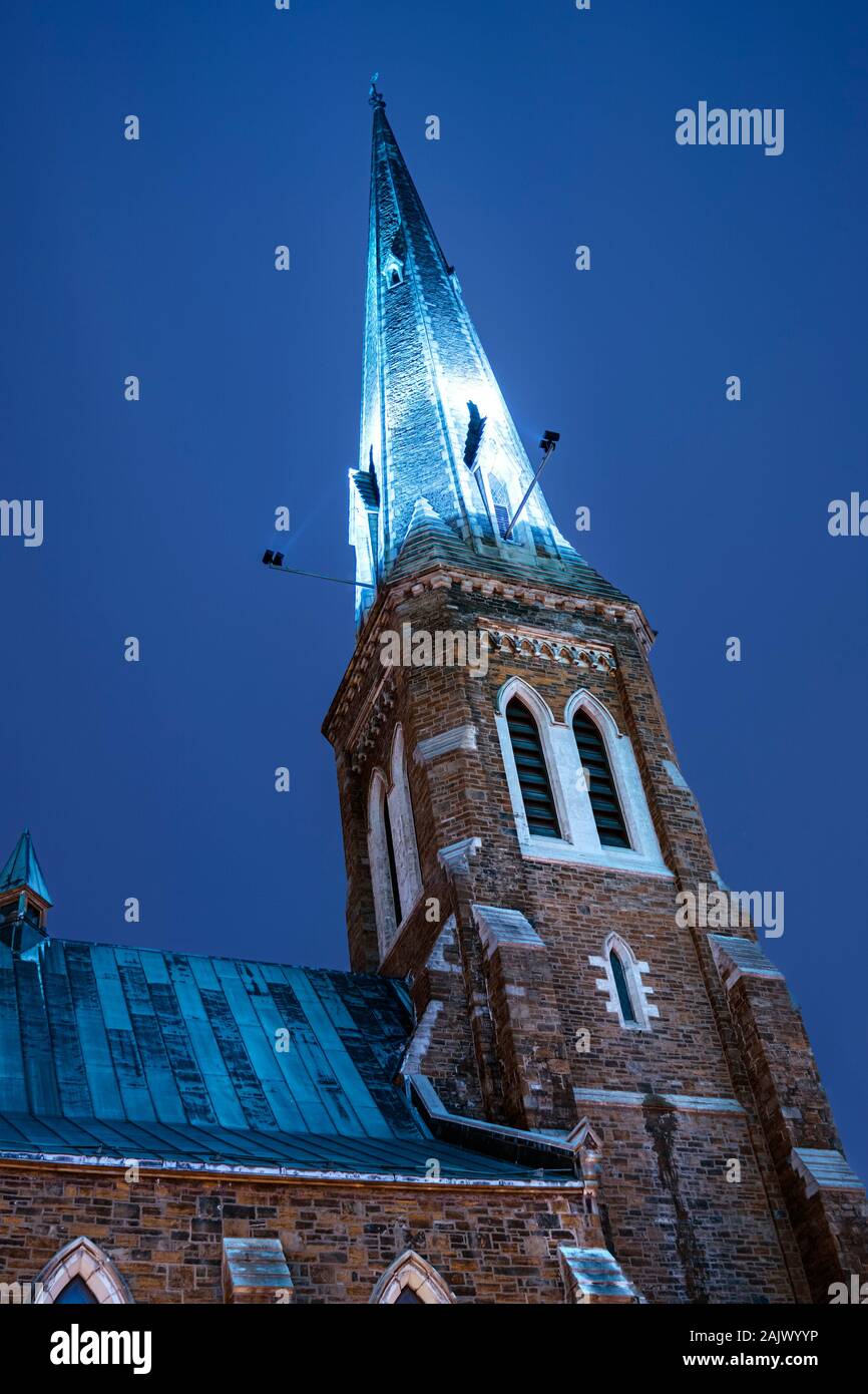 UTICA, NEW YORK - Jan 03, 2020: Nachtansicht der Gnade der Episkopalen Kirche Pinnacle, im National Register der Historischen Stätten aufgeführt, bei 193 Gen Stockfoto