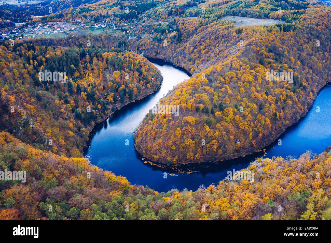 Schöne Vyhlidka Maj, Lookout Maj, in der Nähe von Teletin, Tschechische Republik. Die Mäander des Flusses Moldau von bunten Herbst Wald umgeben Gesehen von oben. Stockfoto
