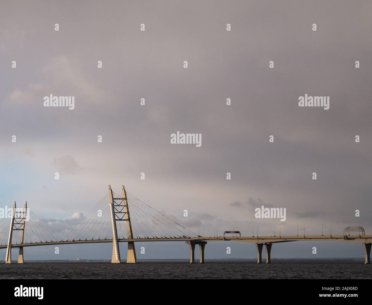 Die lange Brücke erstreckt sich gegen den Sturm. Stockfoto