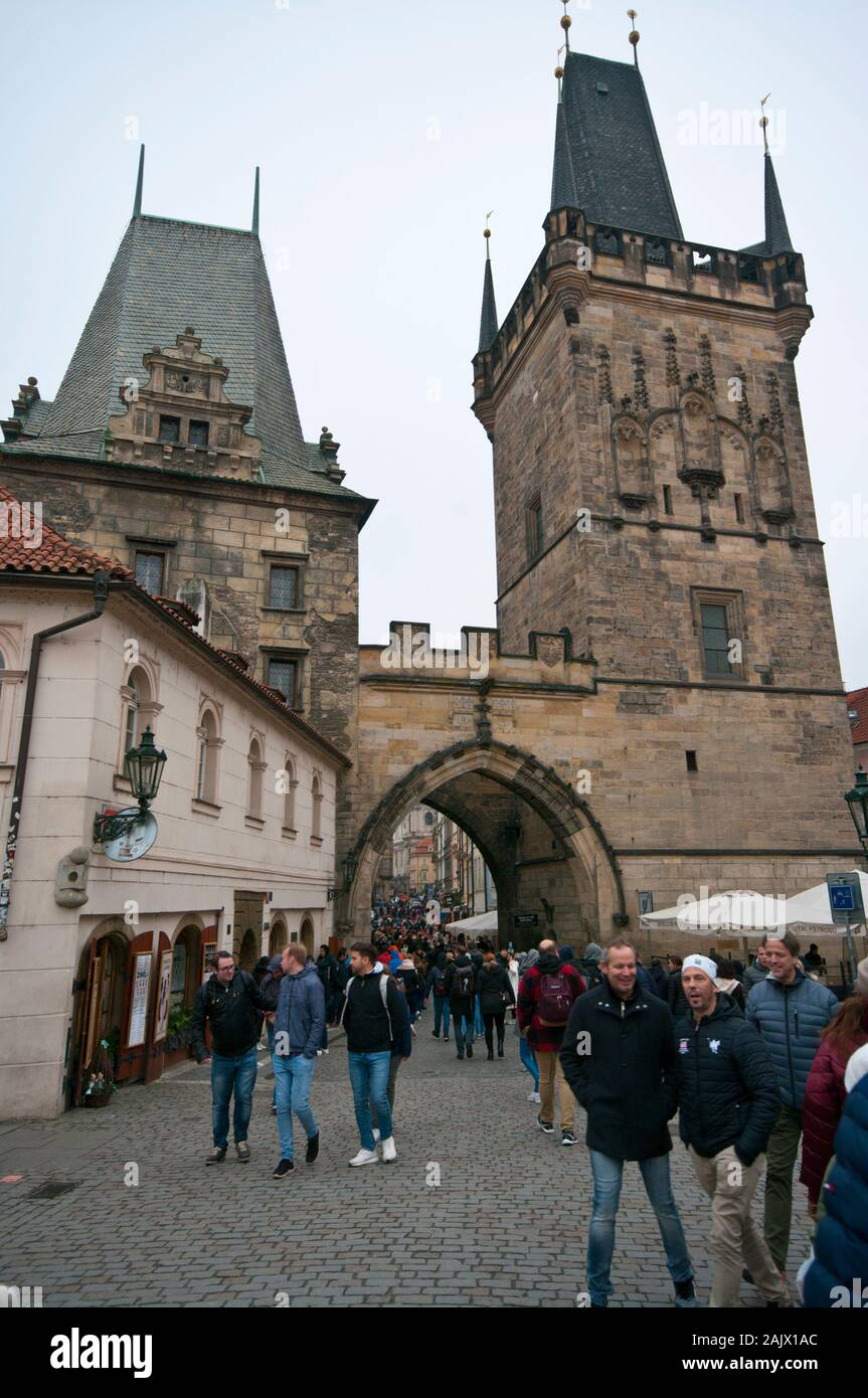 West Gate Tower auf der Karlsbrücke in Prag in der Tschechischen Republik Europa Stockfoto