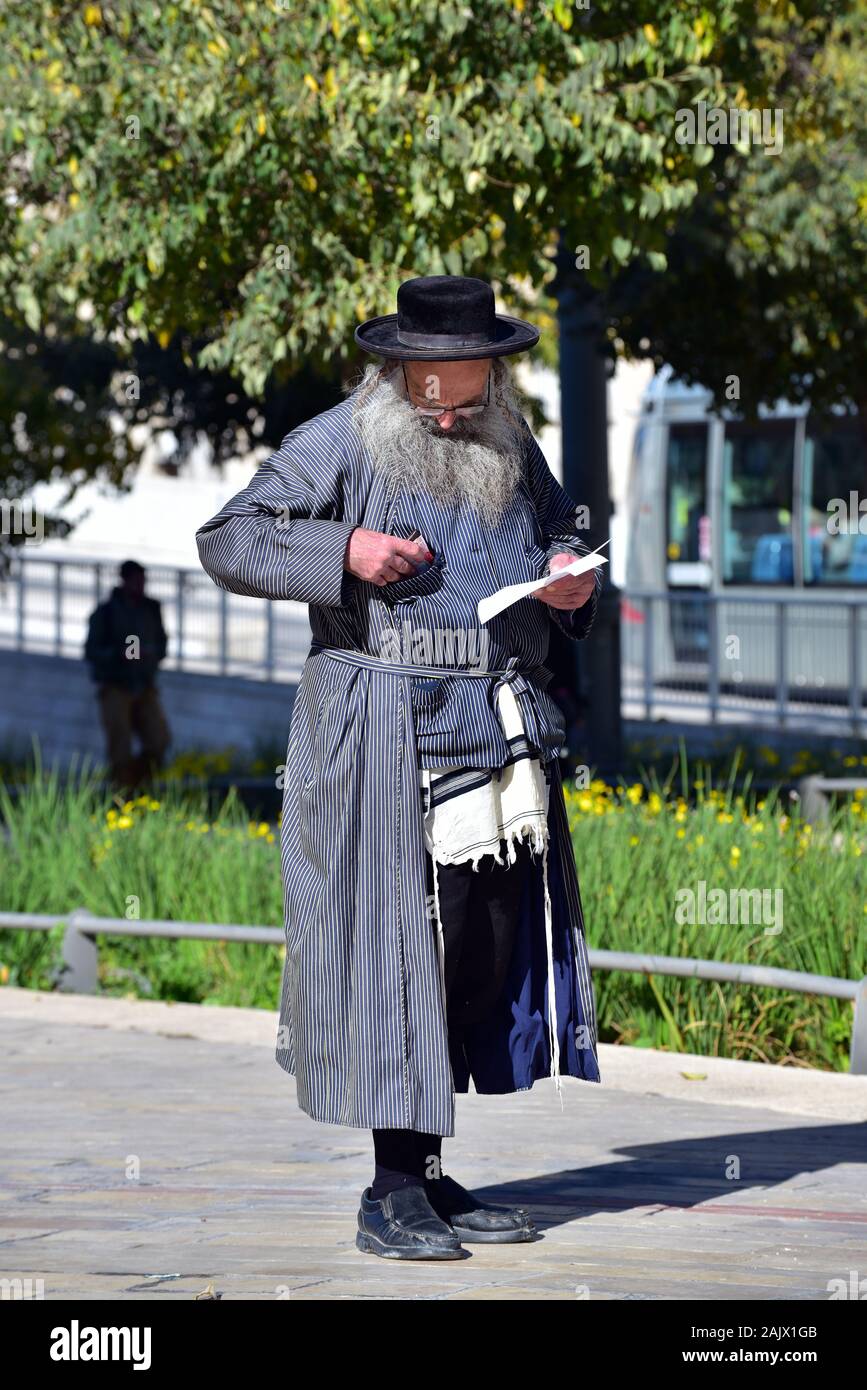 Ultra-orthodoxer Rabbiner in traditioneller Kleidung Stockfoto