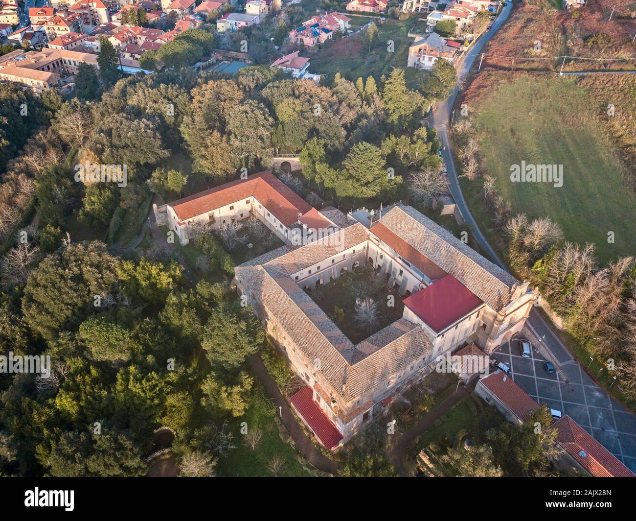 Luftaufnahme des Convento di Sant'Antonio. Kirche von Sant'Antonio, es war ein Kloster der Kapuziner. Vibo Valentia, Kalabrien. Italien Stockfoto