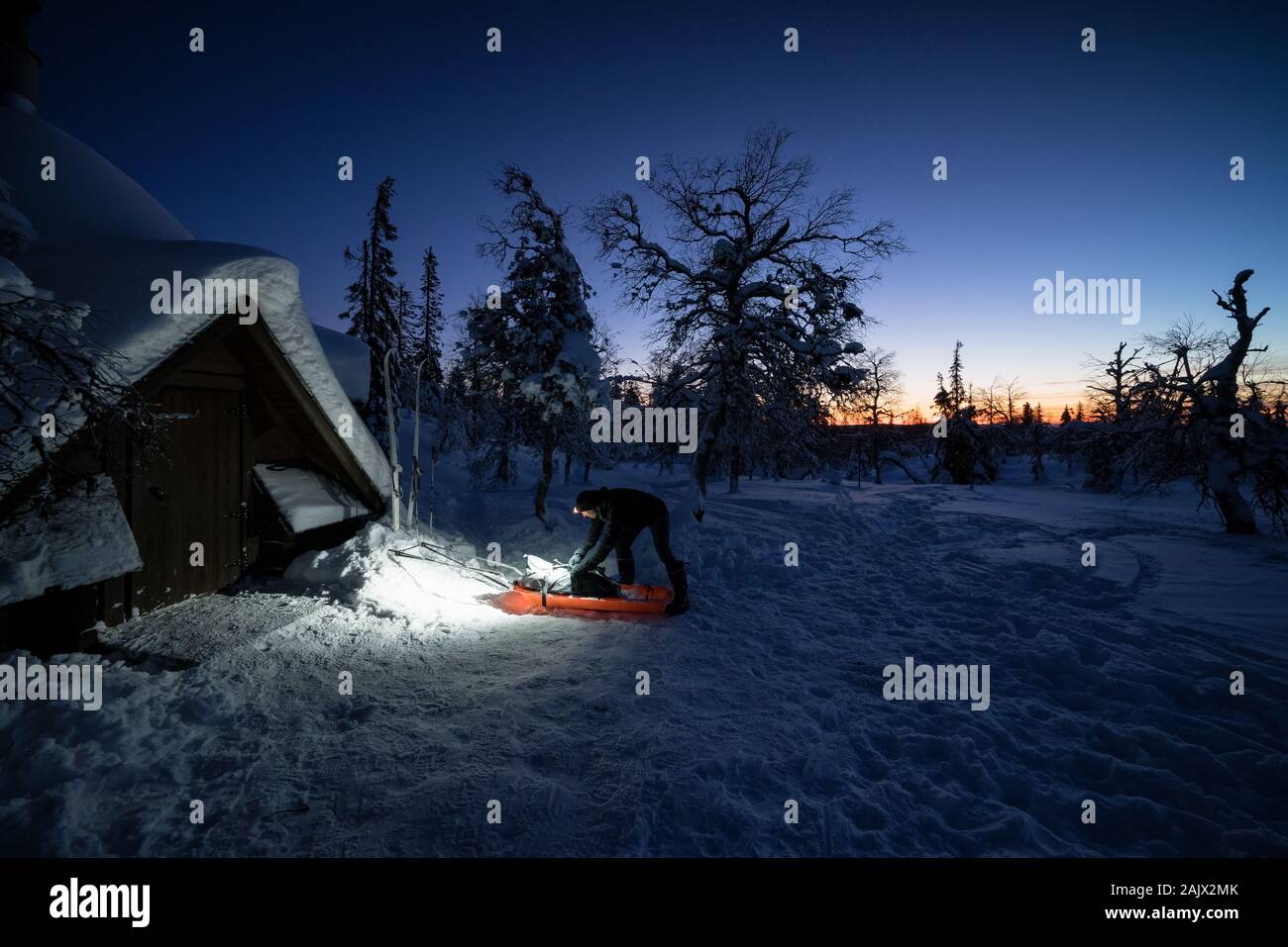 Skifahrer, die in der Hütte Pallaskota Lapps bei Pallastunturi, Muonio, Lappland, Finnland ankommen Stockfoto