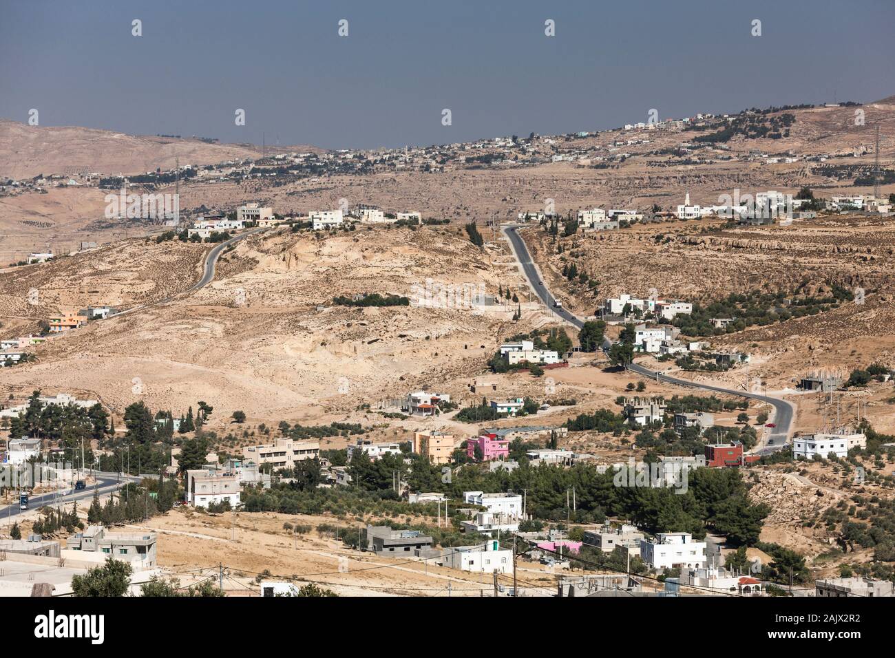 Dorf und Kings Highway in der Nähe von At-Tafilah, Route 35, historische Straße auf dem Hohen Land, Jordanien, Naher Osten, Asien Stockfoto